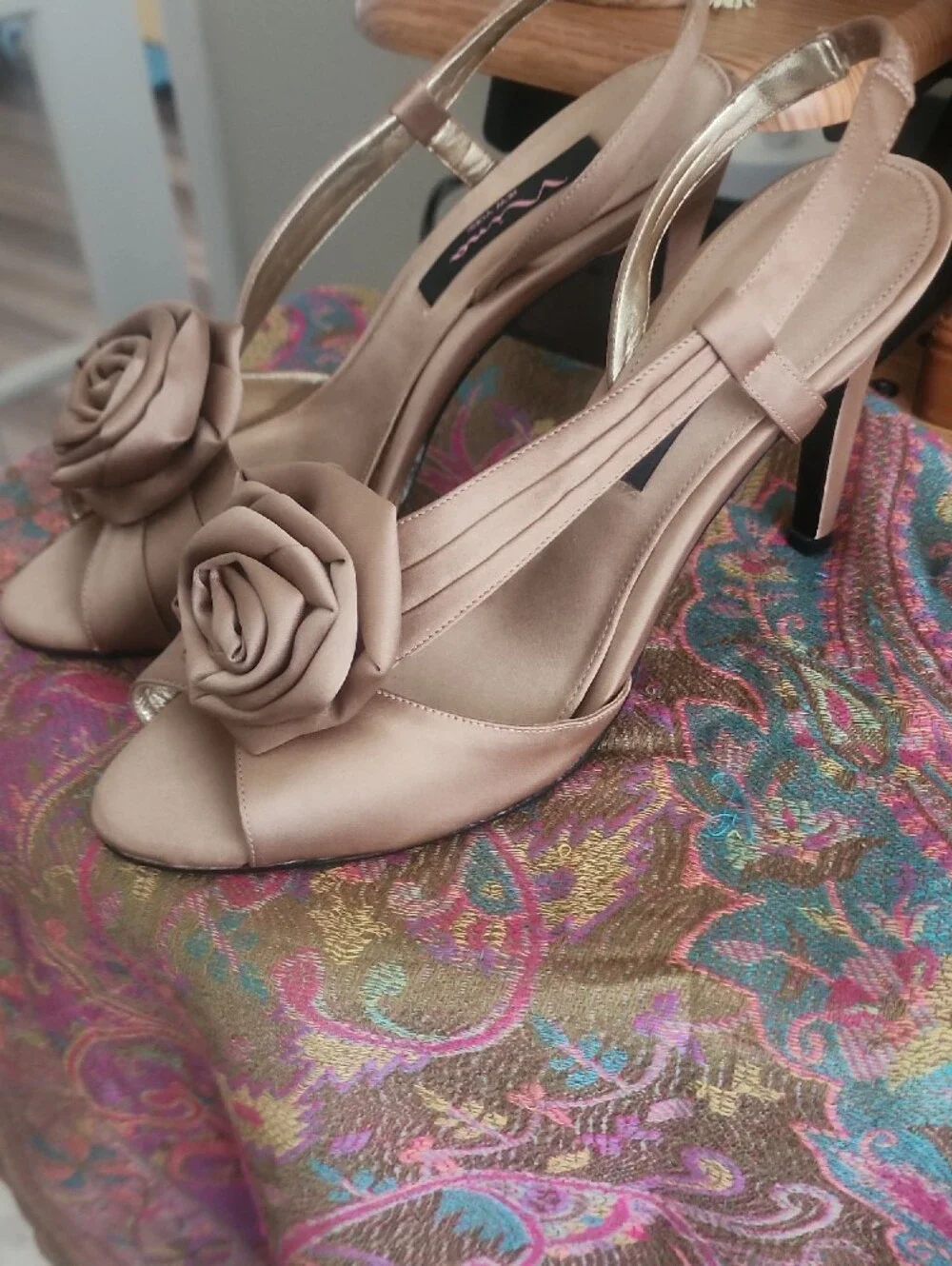 Nina NWOT Taupe Floral Satin Peep-Toe Heels